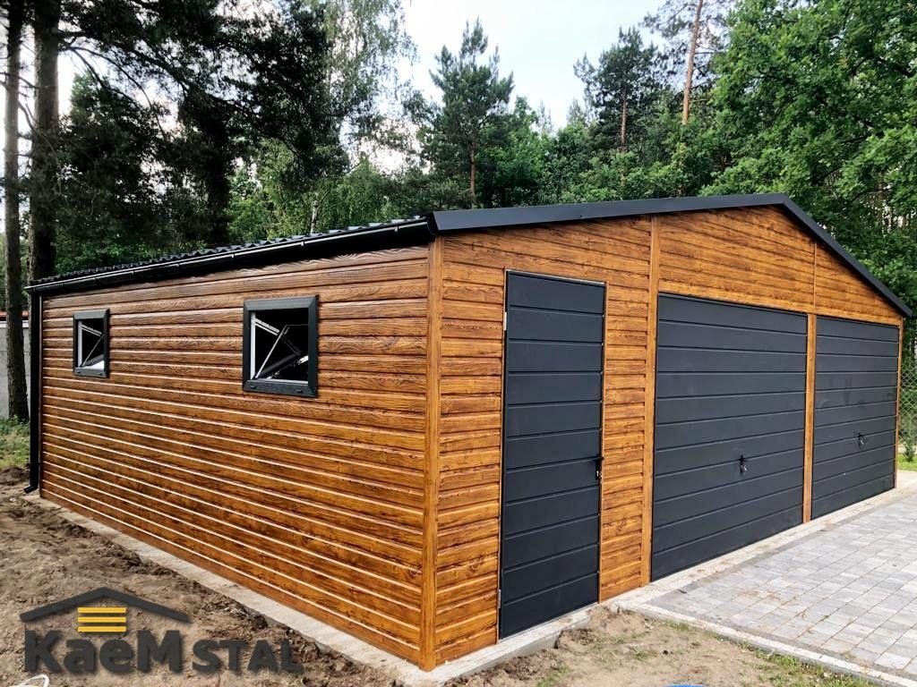 Garaż 8x6 z dachem dwuspadowym pokrytym blacho-dachówką, kolor złoty dąb jasny