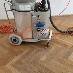 Przy zastosowaniu odkurzacza Bona DCS jesteśmy w stanie zapewnić bezpyłowe cyklinowanie.