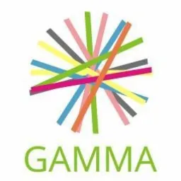 Abstrakcyjne logo: zielony napis 'GAMMA' pod graficznym symbolem przypominającym wybuch kolorowych promieni w pastelowych odcieniach.