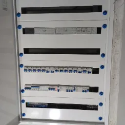 Rozdzielnia elektryczna z modułami systemu automatyki budynkowej myTEM.