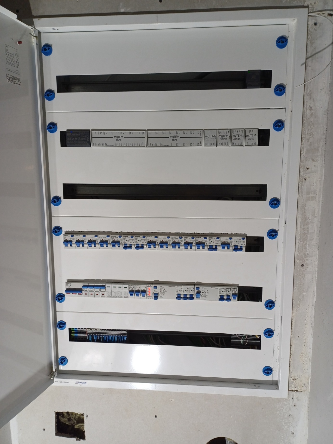 Rozdzielnia elektryczna z modułami systemu automatyki budynkowej myTEM.