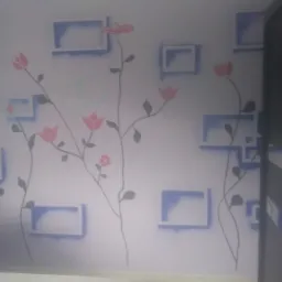 Ściana w pokoju w Czarnym Dunajcu ozdobiona ręcznie malowanymi kwiatami i geometrycznymi wzorami w odcieniach różu i błękitu, widoczne ślady po ołówku.