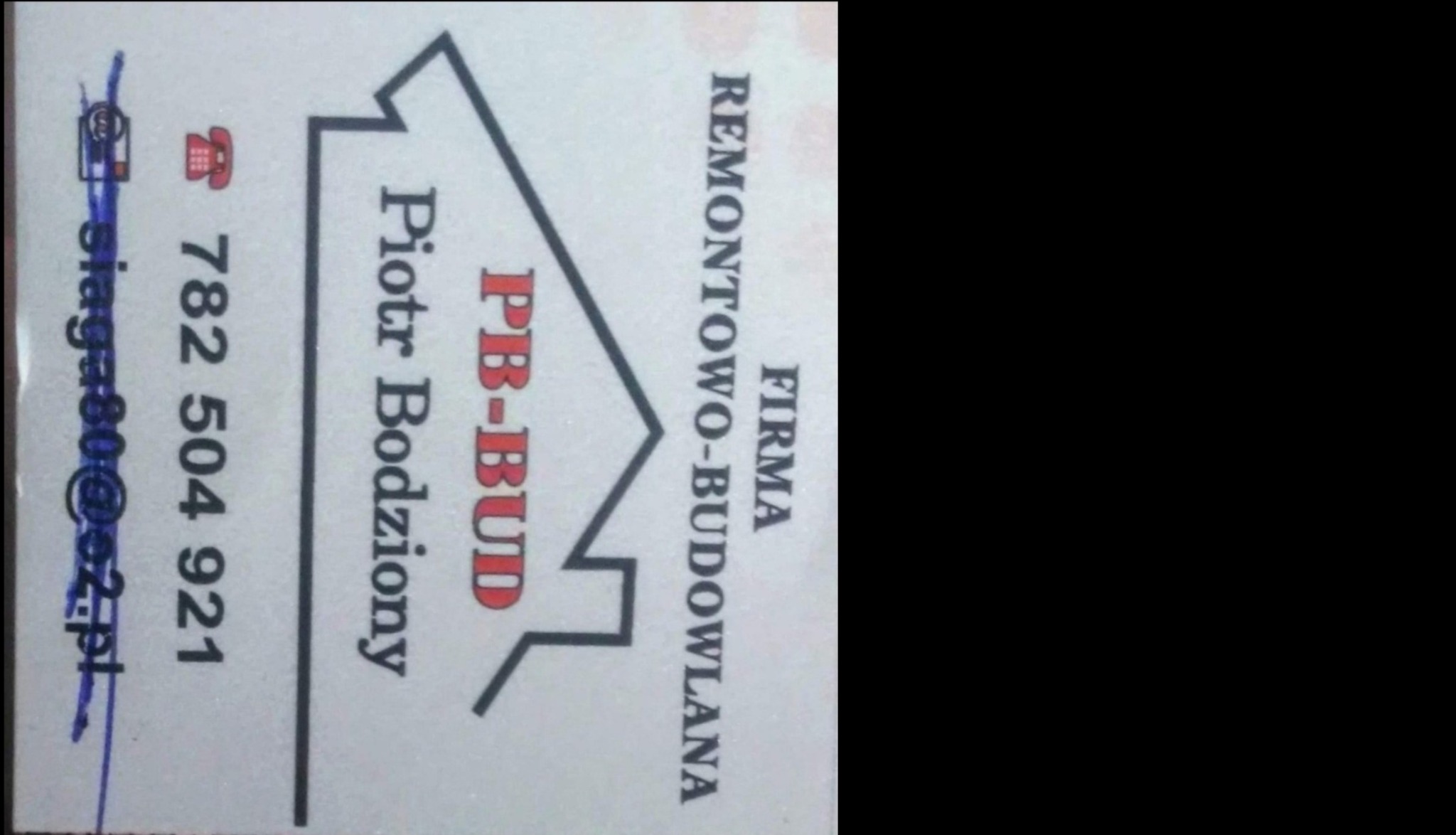 Wizytówka firmy remontowo-budowlanej PB-BUD Piotra Bodzionego z numerem telefonu i adresem e-mail, częściowo zamazana niebieskim długopisem.