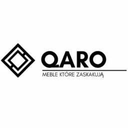 Logo firmy QARO z hasłem 'Meble które zaskakują' oraz geometrycznym symbolem po lewej stronie.