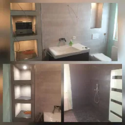 Wnętrze łazienki w trakcie prac wykończeniowych, widoczne płytki w odcieniach szarości, umywalka z baterią, toaleta oraz wnęki w ścianie, z których jedna zawiera staromodne radio.