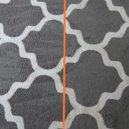 Maglowanie i prasowanie odzieży Marlena Petruk - Dywan z szarym wzorem przed i po czyszczeniu, widoczna wyraźna różnica w kolorze i strukturze włókien.