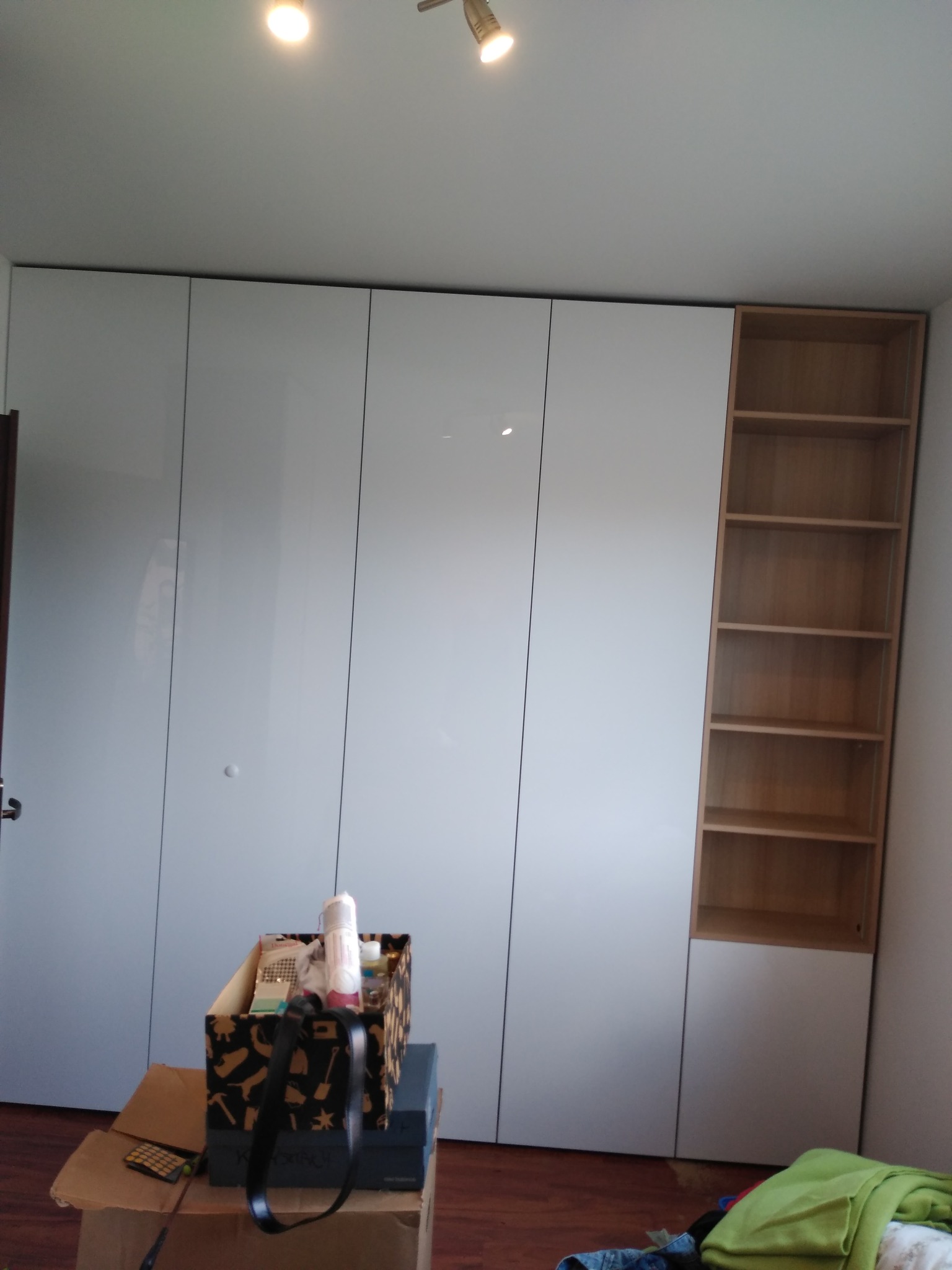 Szafa sypialnia, oświetlenie LED, regał otwarty dąb z oświetleniem