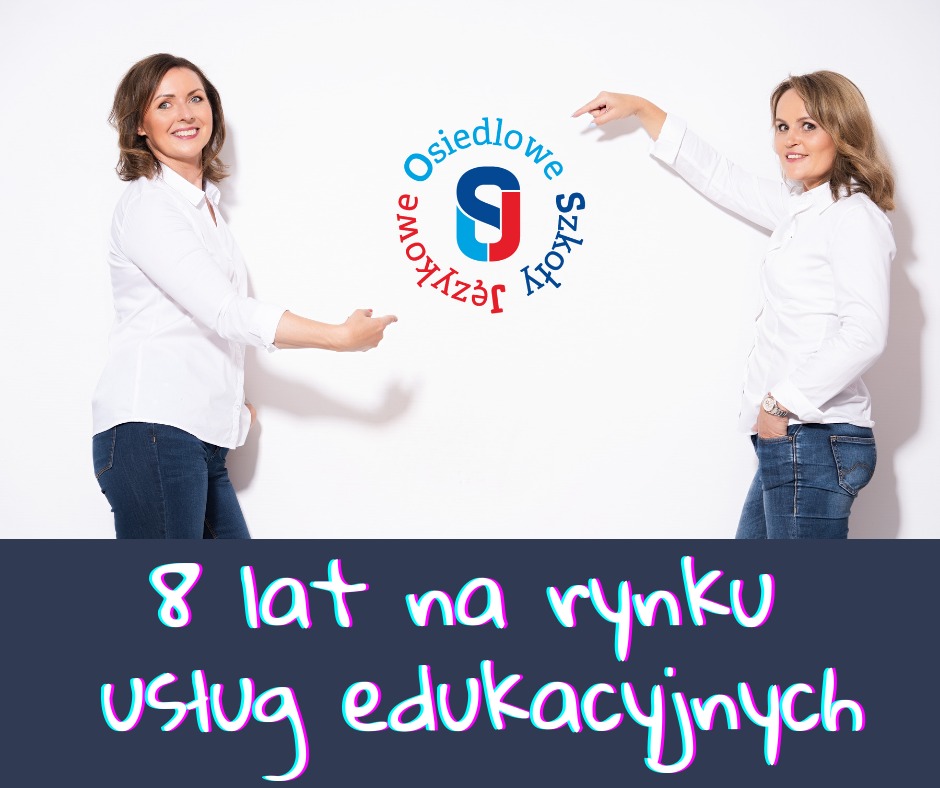 Dwie uśmiechnięte kobiety w białych koszulach i jeansach wskazują na logo 'Osiedlowe Szkoły Językowe' na białym tle, poniżej napis '8 lat na rynku usług edukacyjnych' na granatowym tle.