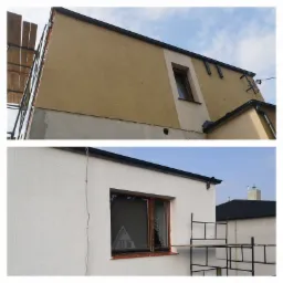 Dwa ujęcia elewacji budynku: górne przed malowaniem (żółta, nierówna powierzchnia), dolne po malowaniu (biała, gładka powierzchnia), widoczne rusztowania przy obu ścianach.