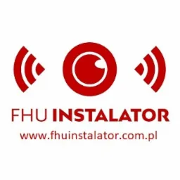 Czerwone logo firmy FHU Instalator na białym tle, z symbolem oka i fal radiowych, oraz adresem strony internetowej.