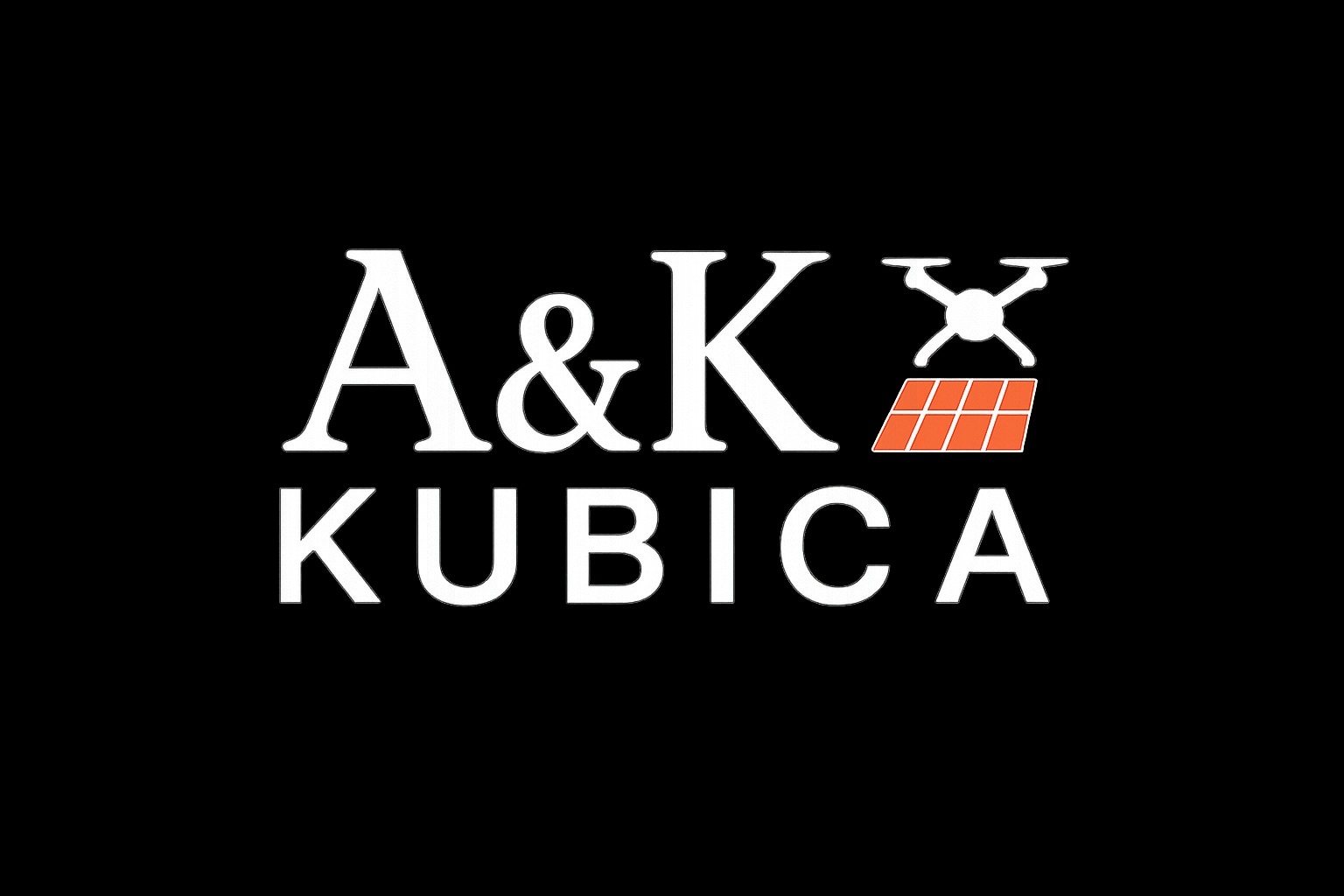 Logo firmy A&K Kubica z ikoną drona nad panelem fotowoltaicznym na czarnym tle. Minimalistyczny design.