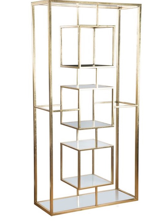 Wysoki, złoty regał metalowy o geometrycznym designie, z kwadratowymi półkami wyłożonymi szkłem.