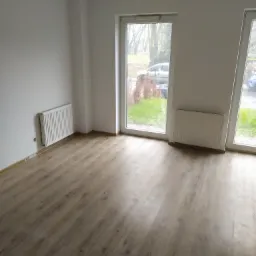 Gładź ,malowanie na biało , panele