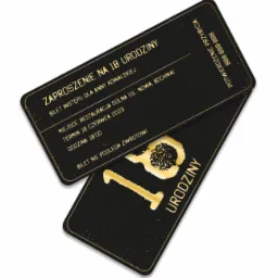 Eleganckie, czarno-złote zaproszenie na 18 urodziny, podzielone na dwie części: bilet wstępu z informacjami o uroczystości i kupon potwierdzający przybycie z numerem telefonu.