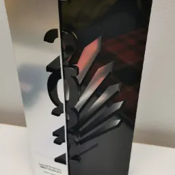 Statuetka 'Laureat Konkursu Orły Medycyny' z wyciętym rokiem 2022, stojąca na białym blacie.