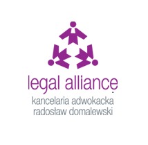 Fioletowe logo kancelarii adwokackiej Legal Alliance z trzema stylizowanymi postaciami tworzącymi trójkąt nad nazwą firmy i nazwiskiem Radosława Domalewskiego.