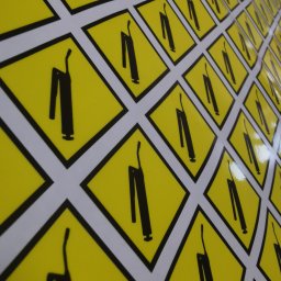 BRP Drukarnia Wielkoformatowa - Naklejka miejsce smarowania ( polimer + laminat błysk)