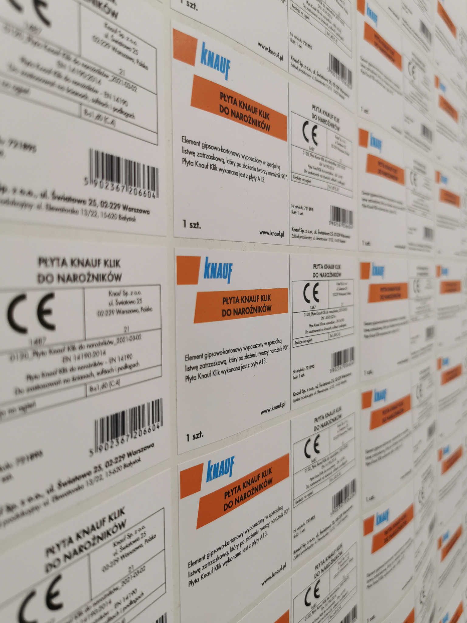 Arkusz samoprzylepny z etykietami produktowymi Knauf Płyta Knauf Klik do narożników, widoczne dane techniczne, kod kreskowy i logo firmy.