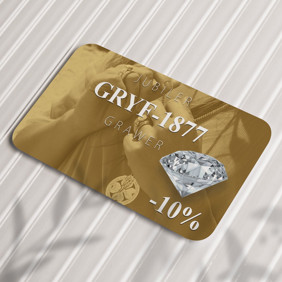 Złota karta rabatowa z wizerunkiem dłoni z biżuterią, logotypem 'GRYF-1877 Jubiler, Grawer' i diamentem z napisem '-10%', leżąca ukośnie na białym tle z cieniami.