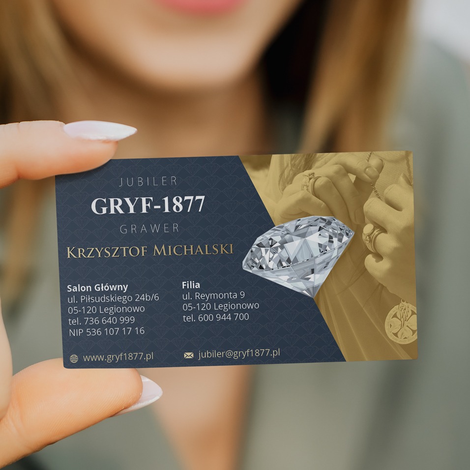 Kobieta trzyma wizytówkę jubilera Gryf-1877 z brylantem, adresami salonów i danymi kontaktowymi