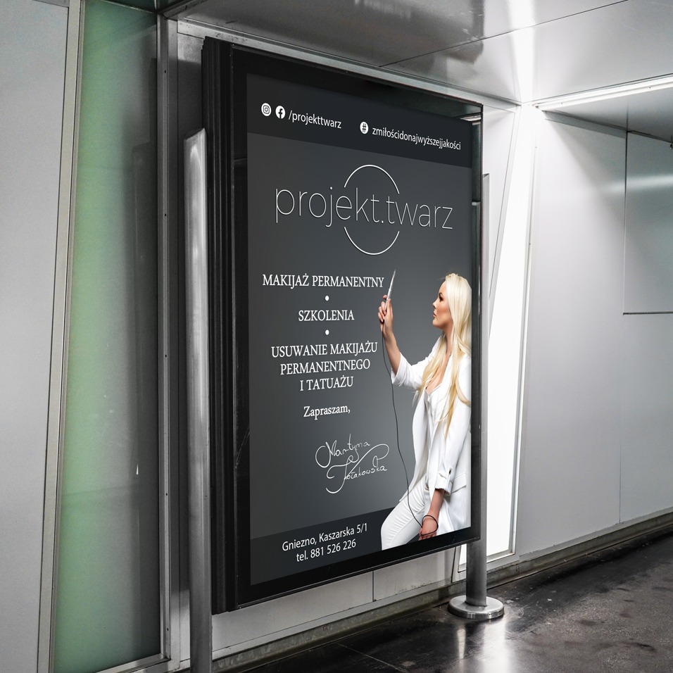 Billboard reklamowy z blondynką prezentującą ofertę makijażu permanentnego, szkoleń i usuwania makijażu permanentnego, z widocznym adresem i numerem telefonu.