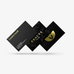 Trzy czarne wizytówki ułożone warstwowo na białym tle, z elementami w kolorze złotym: imię i nazwisko, nazwa firmy Beauty Day Spa i logo w kształcie liścia.