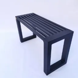 Metalowa ławka ogrodowa z siedziskiem z poziomych listew, pomalowana na ciemny kolor, sfotografowana na białym tle.