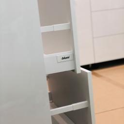 Dece - Meble - Wysuwane, białe szuflady kuchenne z systemem Blum, widoczne półki i fronty w minimalistycznym stylu.