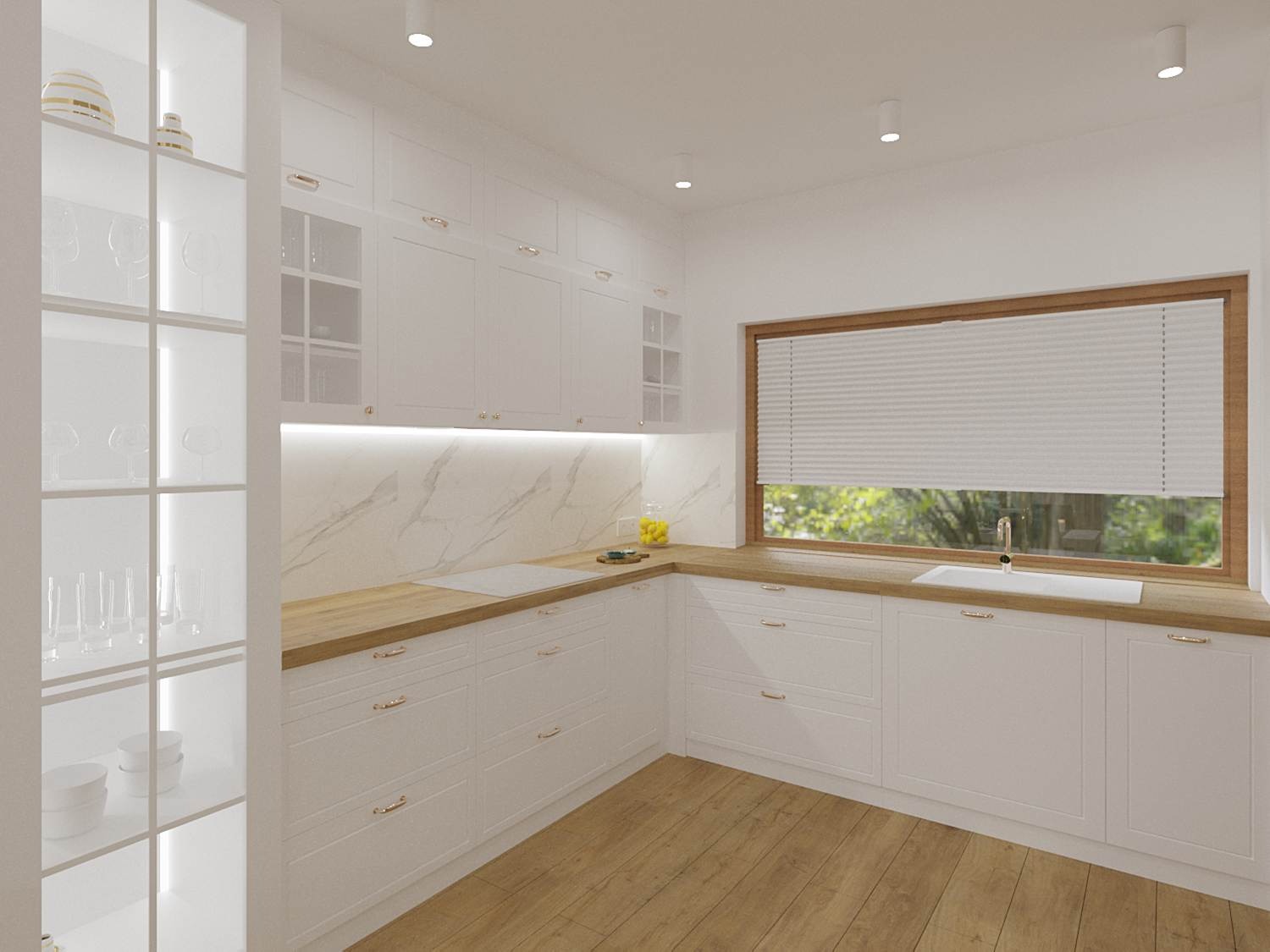 Jasna kuchnia z białymi szafkami, drewnianym blatem i podłogą, widok na zieleń za oknem z plisowaną roletą, przeszklona witryna z zastawą po lewej stronie.