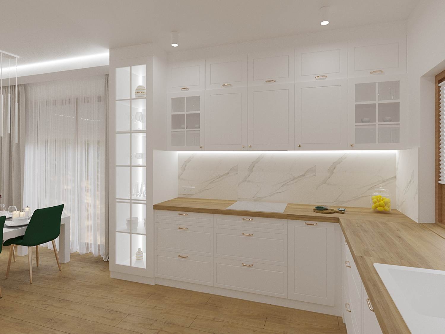 Jasna kuchnia z białymi szafkami, drewnianym blatem i marmurowym backsplashiem, uzupełniona oświetleniem LED i szklanymi elementami ekspozycyjnymi, z widocznym fragmentem jadalni z zielonymi...