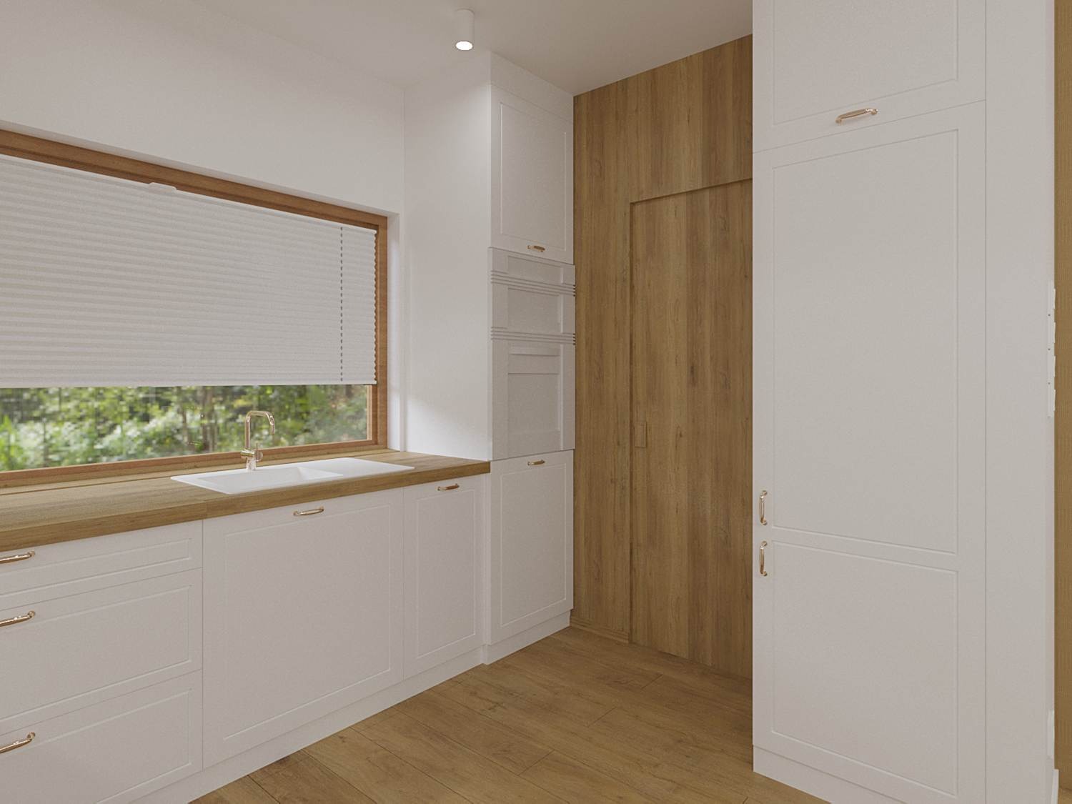 Jasna kuchnia z drewnianymi akcentami: białe szafki z subtelnymi złotymi uchwytami, drewniany blat pod oknem z roletą, podłoga z paneli imitujących drewno, wysoka zabudowa z drewnianą okładziną.