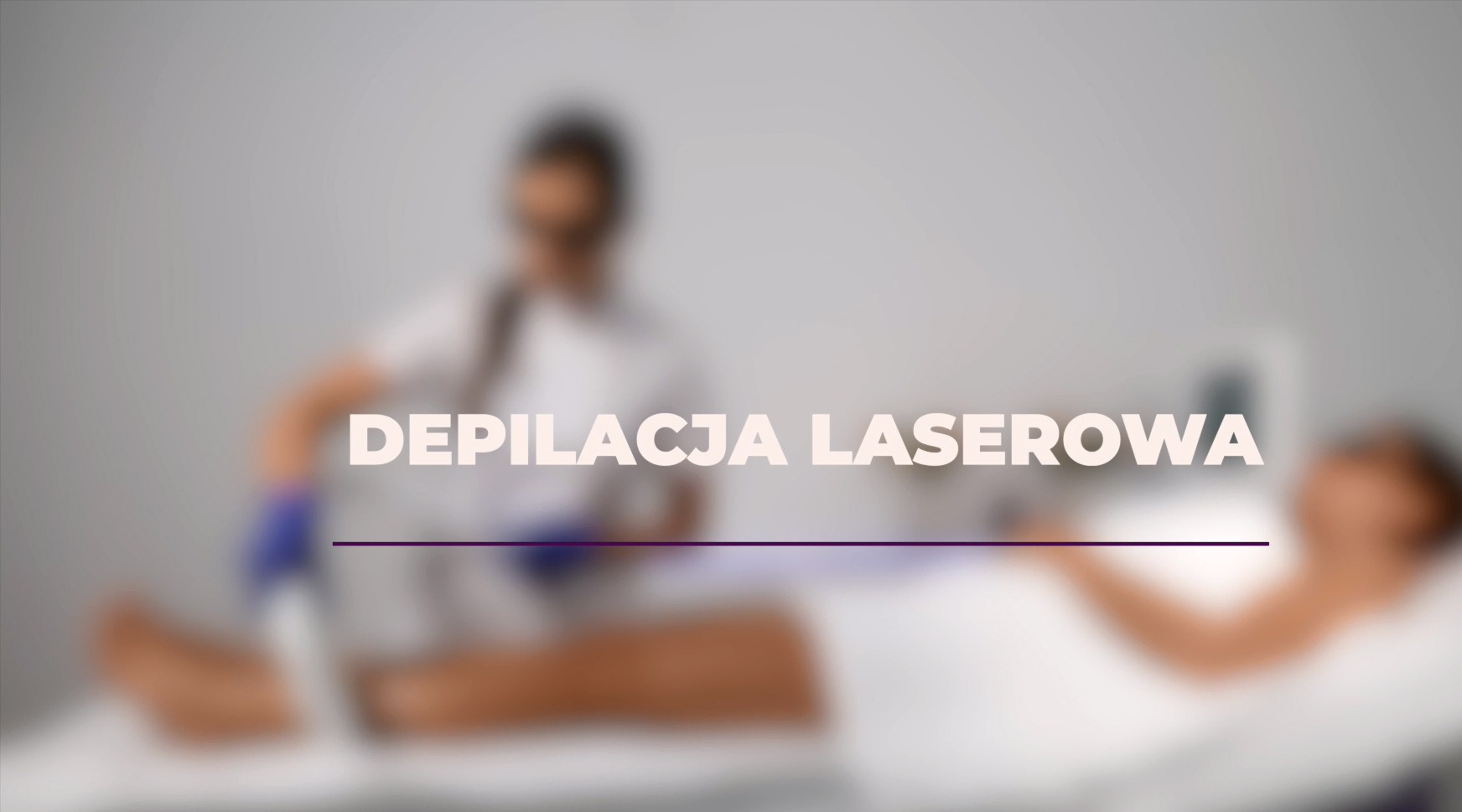 Depilacja laserowa: zabieg wykonywany przez osobę w rękawicach na leżącej pacjentce, widoczne urządzenie do depilacji.