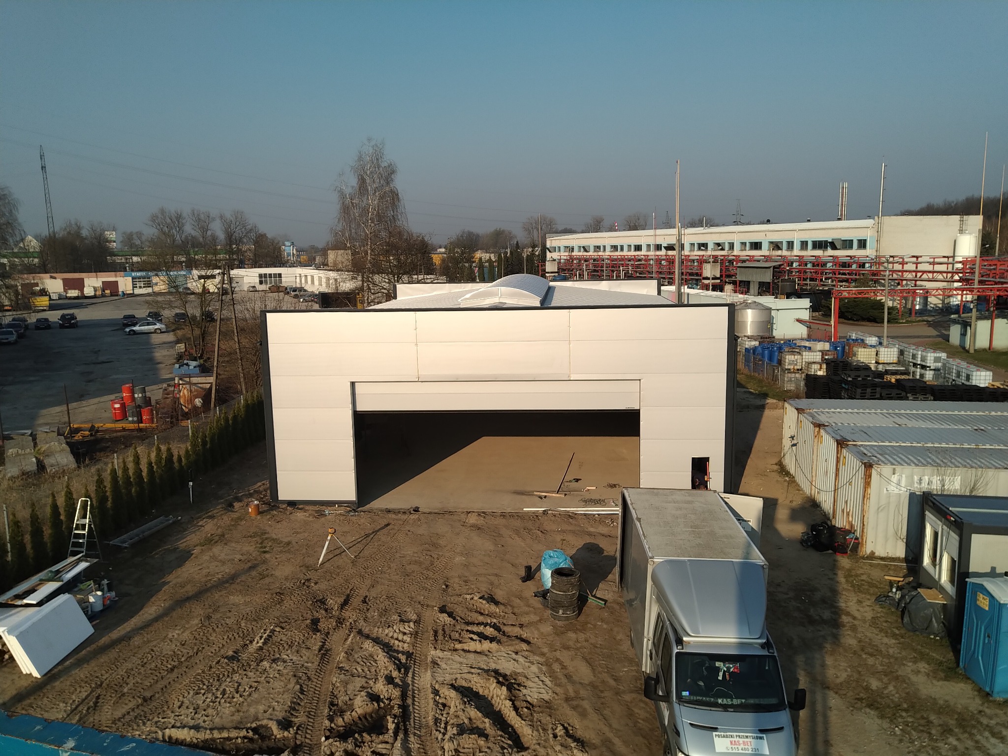 Hale stalowe, obudowy z płyt warstwowych.