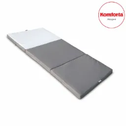 Składany materac gimnastyczny z dwukolorową tapicerką (biała i szara) na białym tle, z widocznym logo producenta w prawym górnym rogu.