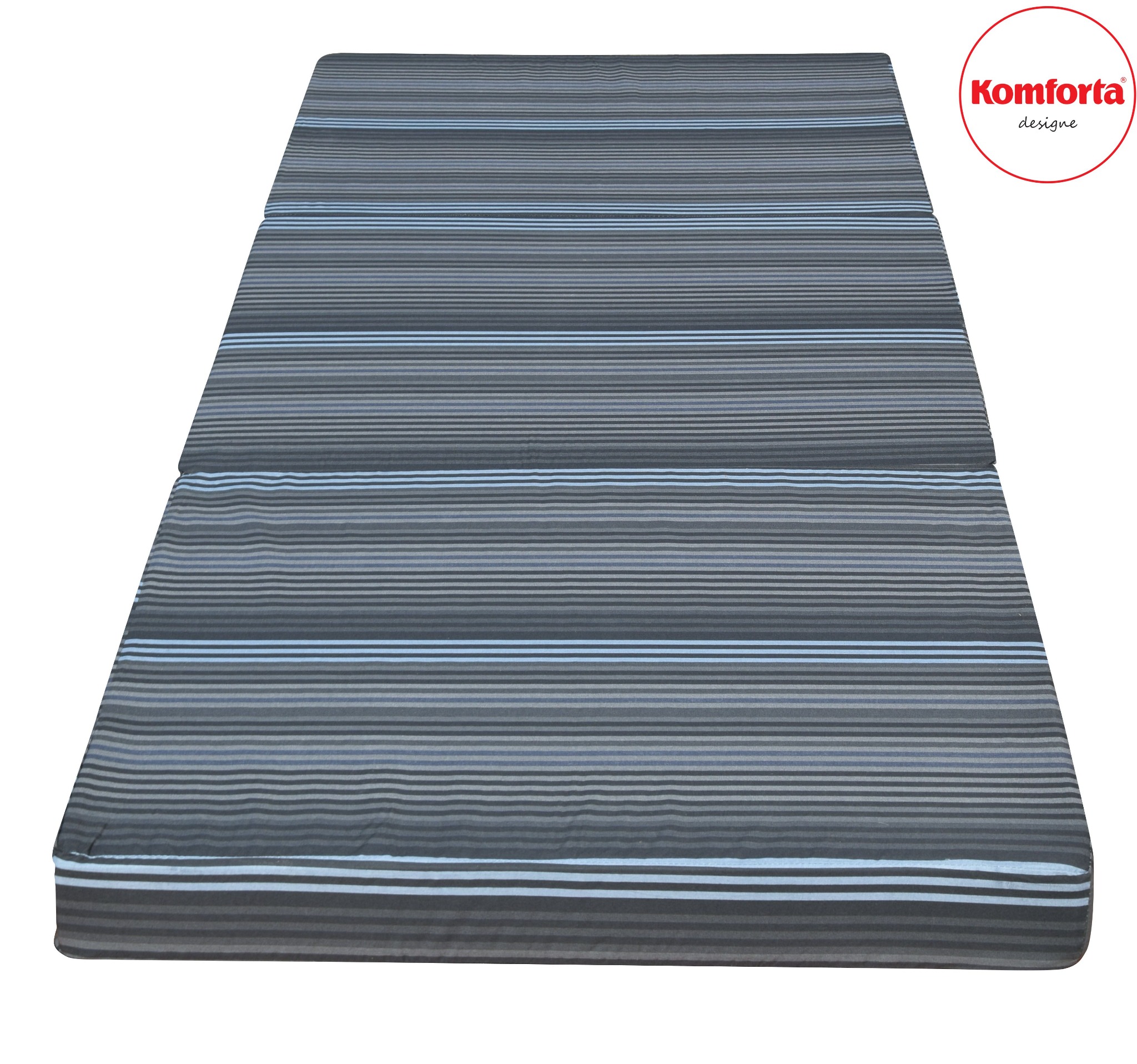 Materac turystyczny składany w pokrowcu w paski, szary i niebieski, widoczne logo producenta w prawym górnym rogu.