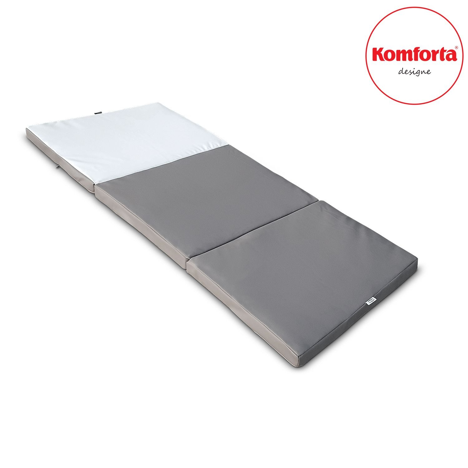 Składany materac gimnastyczny z dwukolorową tapicerką (biała i szara) na białym tle, z widocznym logo producenta w prawym górnym rogu.