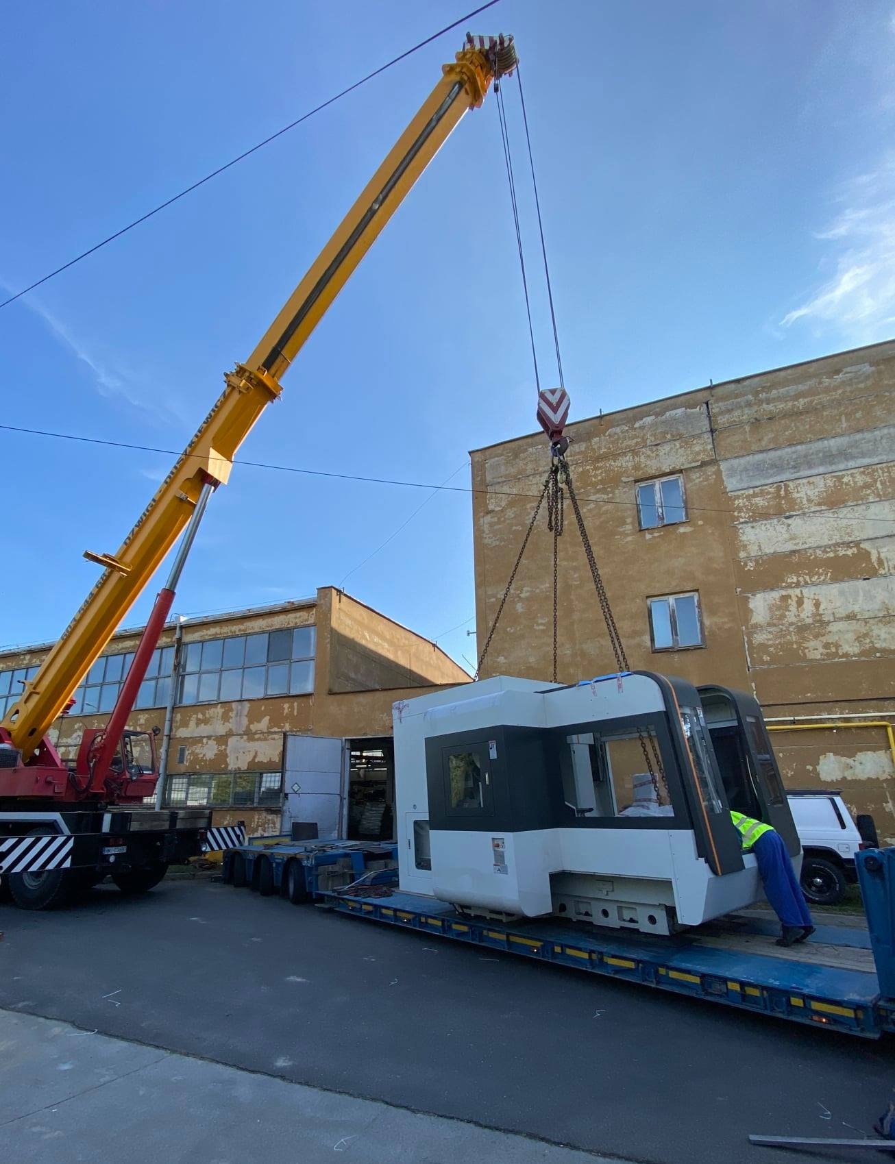 Frezarka 21 ton. Zlecenie polegało na transporcie oraz rozładunku w nowej lokalizacji wraz z ustawieniem maszyny.