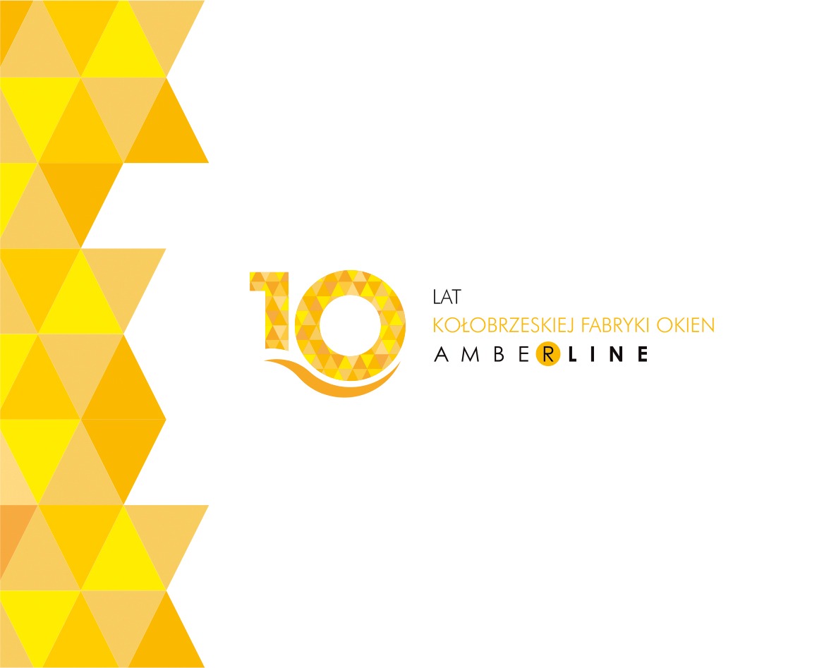Grafika rocznicowa z liczbą 10 ułożoną z trójkątów, napisem 'LAT Kołobrzeskiej Fabryki Okien' oraz nazwą 'AMBERLINE' na białym tle z trójkątną, żółtą bordiurą po lewej stronie.