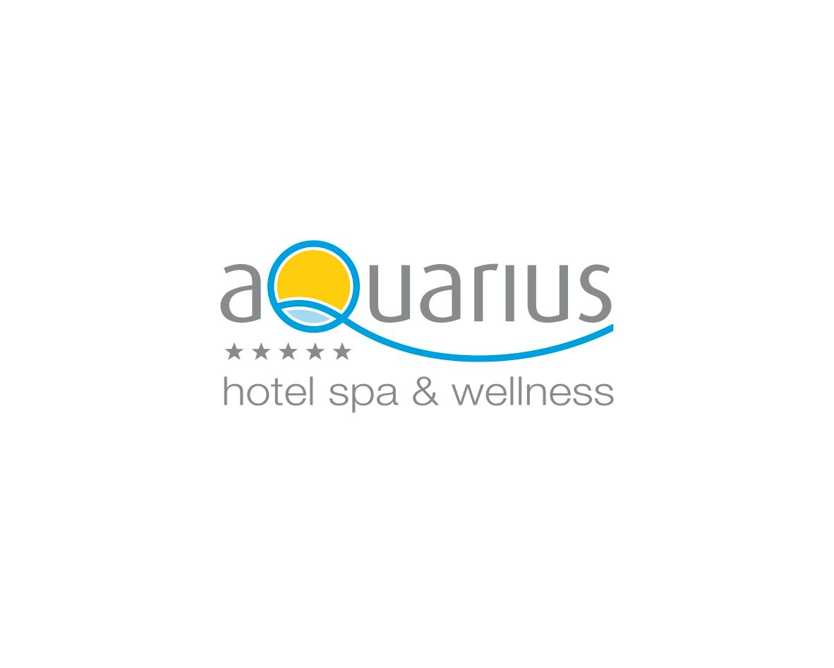 Logo hotelu spa i wellness Aquarius, szare litery, niebieska linia, żółte słońce w literze 'a', pięć szarych gwiazdek.