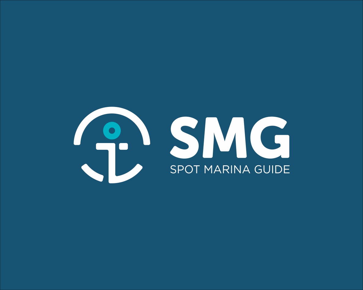 Logo firmy SMG Spot Marina Guide przedstawiające biały symbol kotwicy wpisanej w półokrąg z niebieskim punktem u góry, obok biały napis SMG i pod spodem SPOT MARINA GUIDE na ciemnoniebieskim tle.