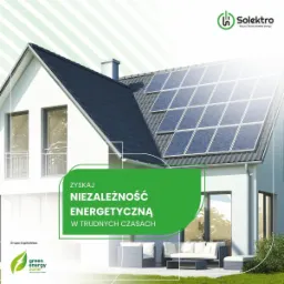 Dom jednorodzinny z panelami słonecznymi na dachu, promocyjny baner z napisem 'Zyskaj niezależność energetyczną w trudnych czasach', logo firmy Solektro i Green Energy Zone.