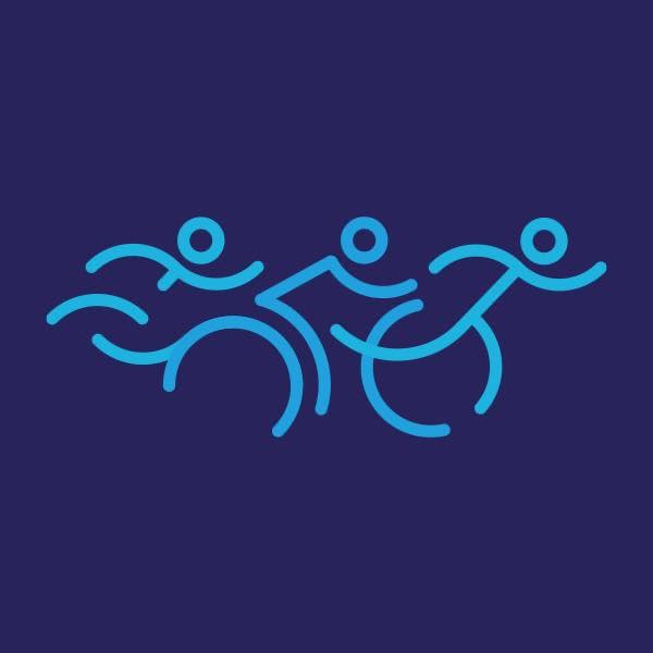 Abstrakcyjne logo przedstawiające sylwetki trzech osób w ruchu, stylizowane na pływanie, w odcieniach niebieskiego na ciemnoniebieskim tle.