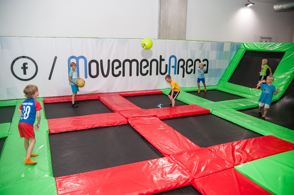 Mecz na trampolinach.