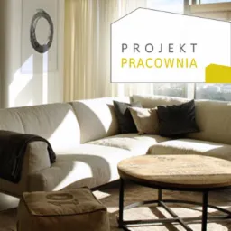 Jasny salon z narożną sofą, okrągłym drewnianym stolikiem kawowym i pufem. Na ścianie obraz w czarnej ramie. Widoczne zasłony i fragment okna. W prawym górnym rogu grafika z napisem 'PROJEKT...