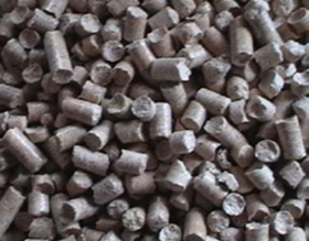 Góra agropelletu w cylindrycznym kształcie, widoczne drobne nierówności i naturalna tekstura surowca.