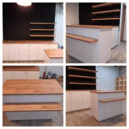 Kolaż z czterech ujęć przedstawiających białe meble z drewnianymi blatami i półkami, widoczne szafki z umywalką, półki na czarnym tle oraz drewniane blaty z białymi panelami.