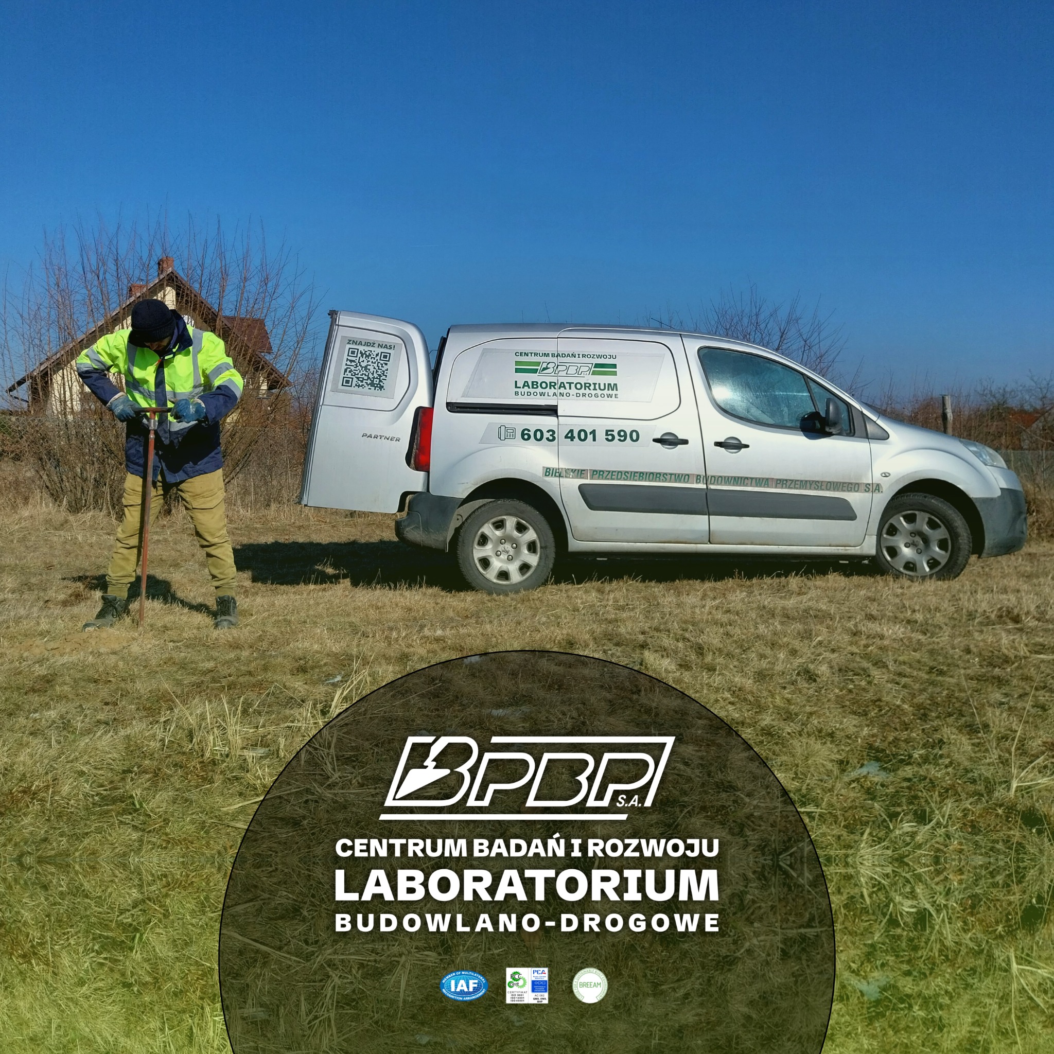 Pracownik w odblaskowej kurtce wykonuje odwiert gleby za pomocą ręcznego świdra, na tle srebrnego samochodu dostawczego z otwartymi drzwiami, na którym widnieje logo i dane kontaktowe laboratorium...