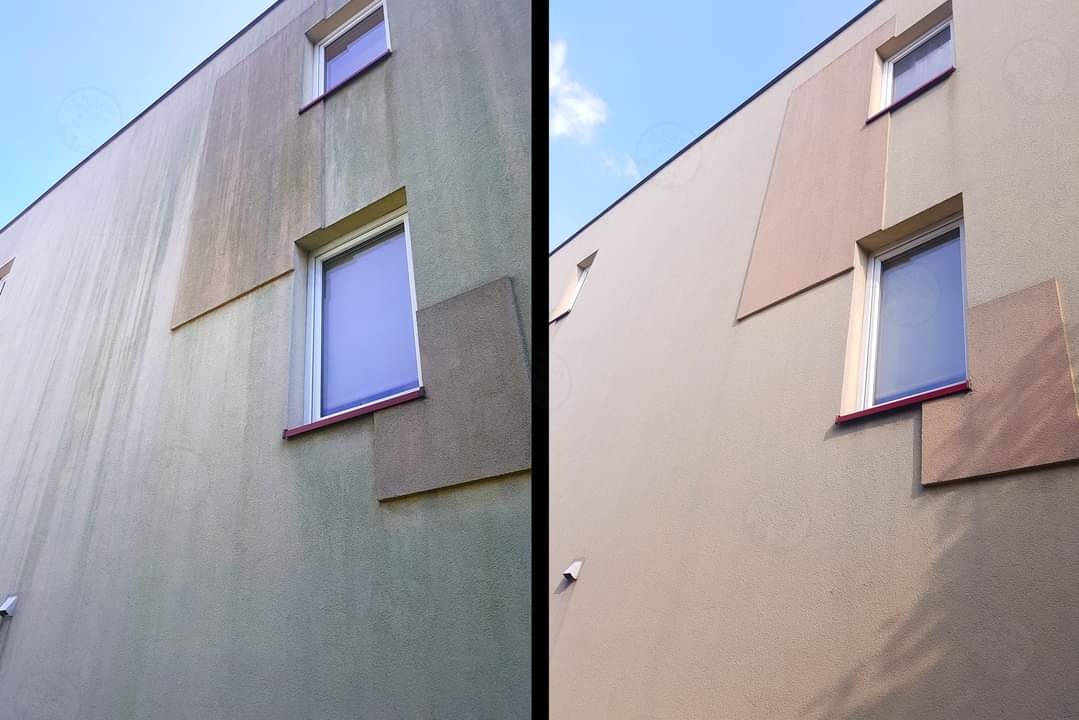 Porównanie fragmentu elewacji budynku przed i po czyszczeniu, widoczne różnice w kolorze i czystości tynku.
