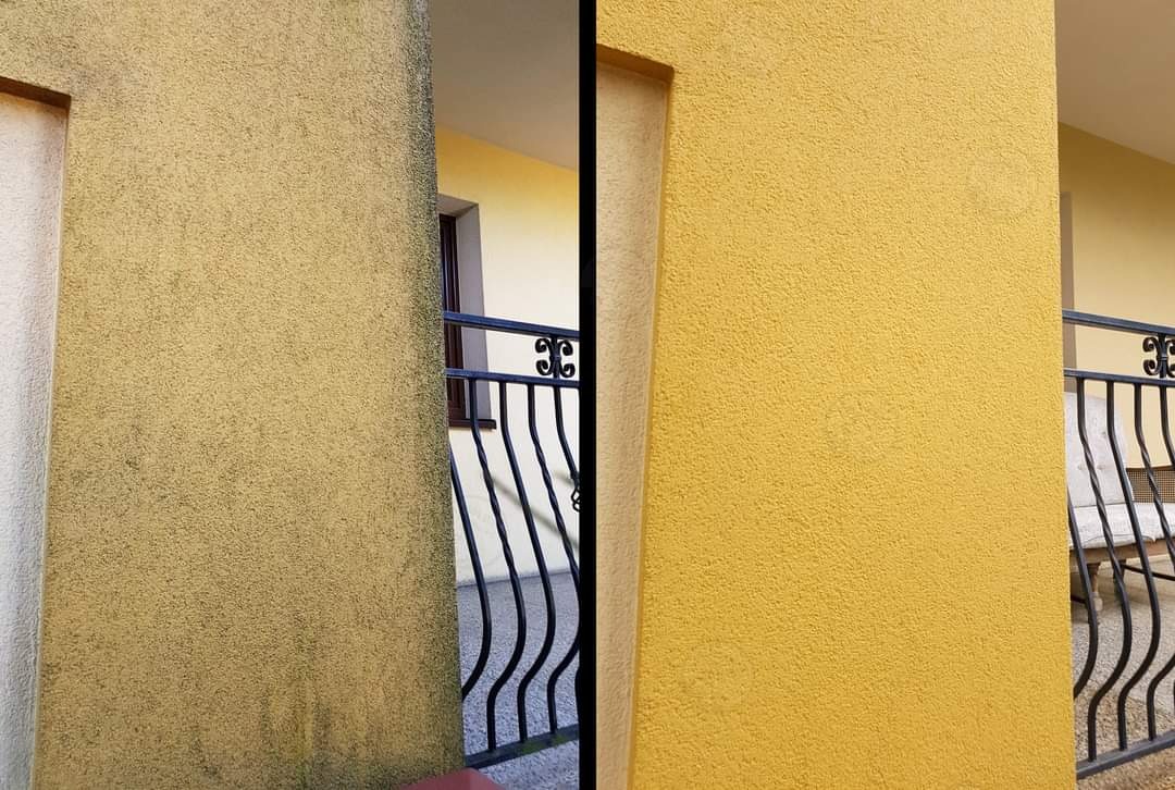 Porównanie: fragment żółtej elewacji przed i po myciu, widoczne zabrudzenia usunięte, zarys balkonu z czarną balustradą w tle.