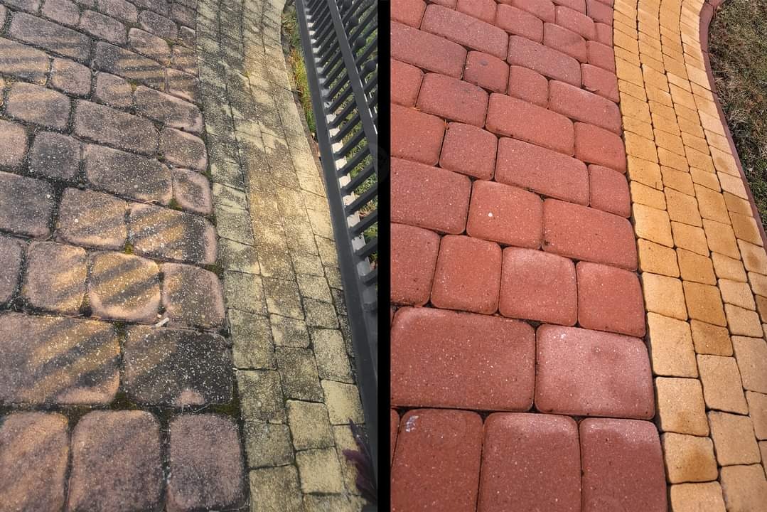 Porównanie kostki brukowej przed i po czyszczeniu, widoczna różnica w kolorze i usunięcie zabrudzeń, obok metalowe ogrodzenie.